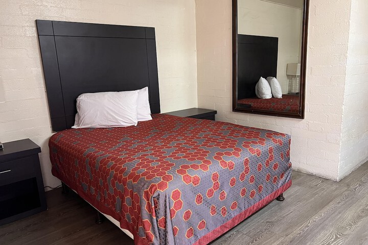 Room 10 of 16