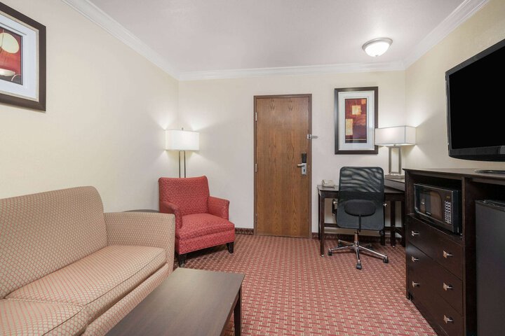 AmericInn by Wyndham Johnston Des Moines