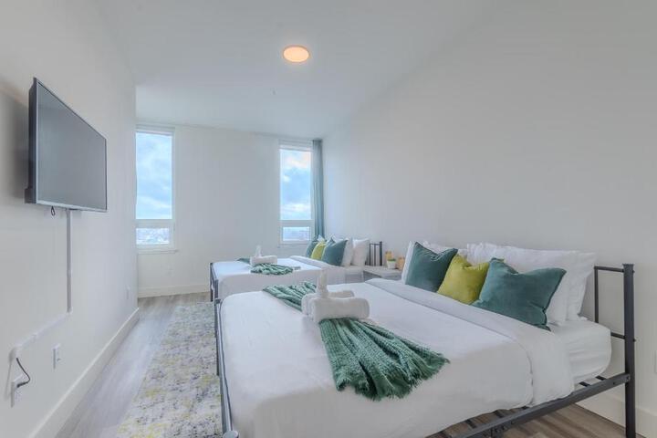 Emerald Escape Free Parking, 2 Bath, Sleeps 8 Near American Dream and The Airport, King Bed and 2 Queen Beds, Washer and Dryer