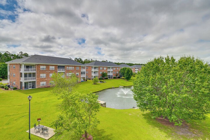 Myrtle Beach Condo w / Large Balcony & Pool Access