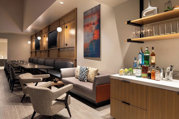 Lounge 76 of 108