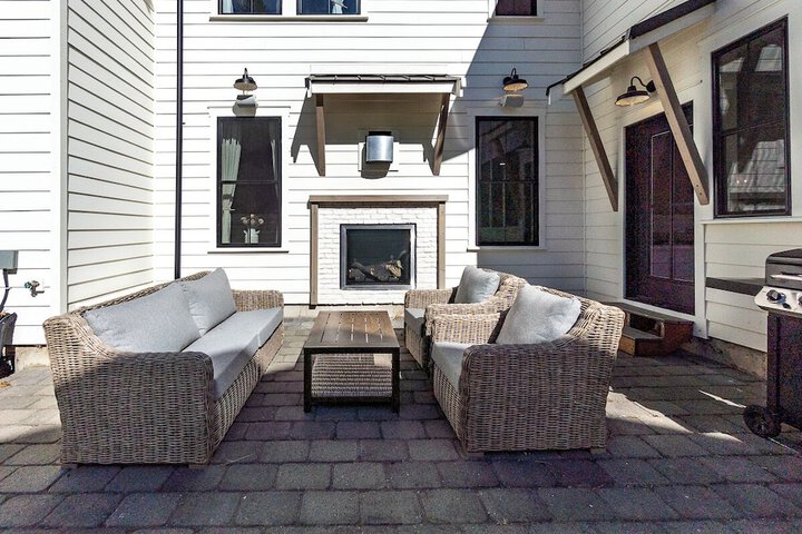 Serene 5BR Farmhouse Retreat Shoreline
