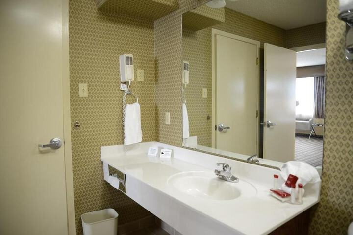Room 28 of 46