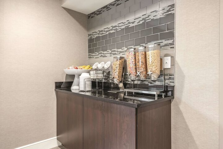 La Quinta Inn & Suites by Wyndham Hartford - Bradley Airport