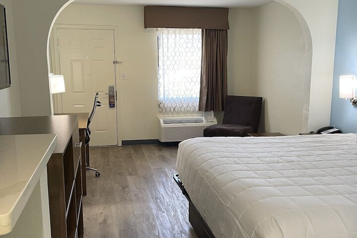 Room 13 of 40