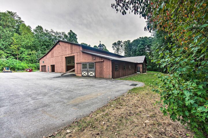 Extravagant Atglen Manor w / Private 60-acre Land!