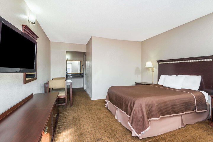 Room 6 of 16