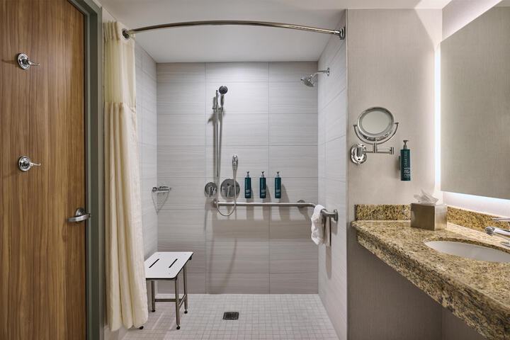 Hotel Zessa Orange County Airport a DoubleTree by Hilton