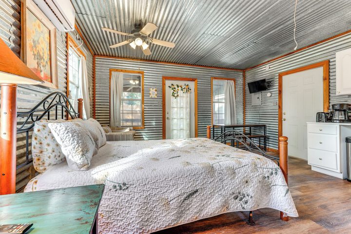 Cozy Couples Cottage w / View Near Canyon Lake!