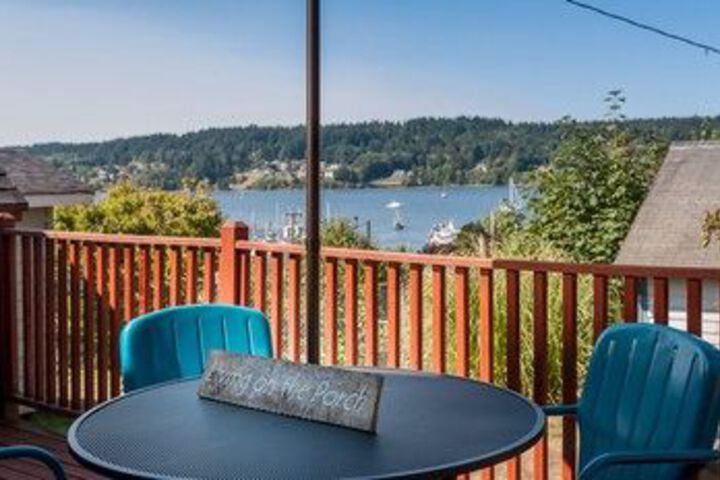 2BR Bay View Bungalow in Poulsbo by RedAwning