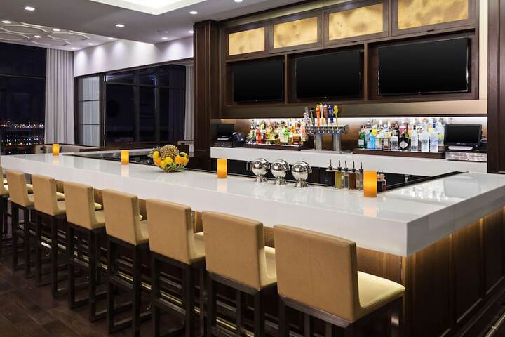 Lounge 54 of 60
