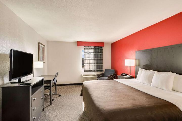 Clarion Inn & Suites Russellville I-40