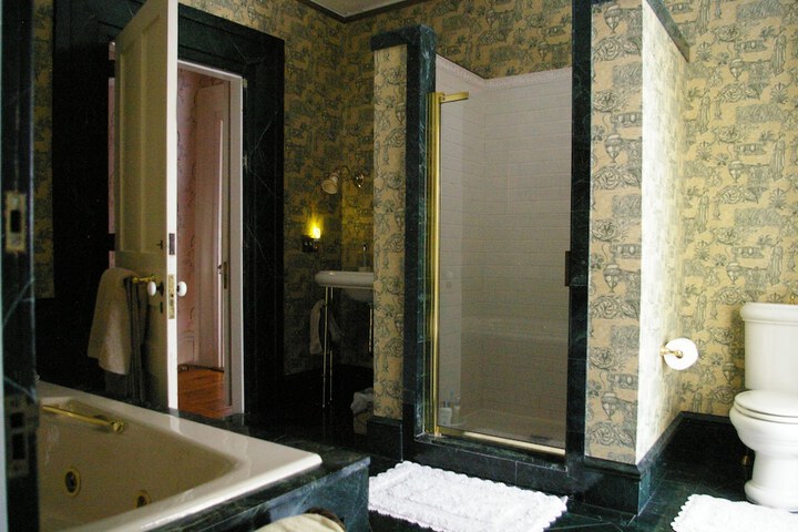 Room 17 of 37