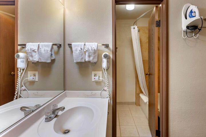 Econo Lodge Inn & Suites