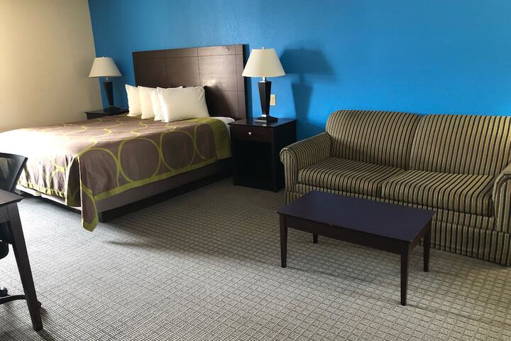 Room 6 of 10