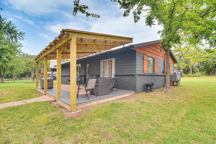 On-site Lake Access: Pet-friendly Vinita Home