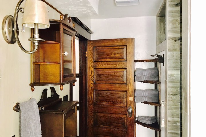 Room 84 of 198