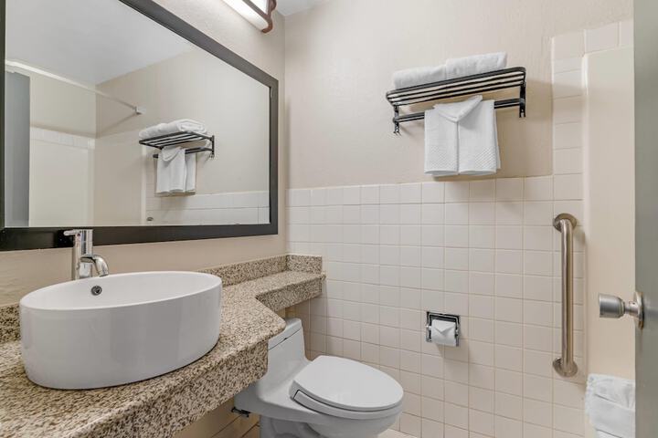 Quality Inn & Suites Kansas City - Independence I-70 East