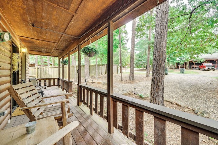 Hot Tub & Deck: Broken Bow azalea House'