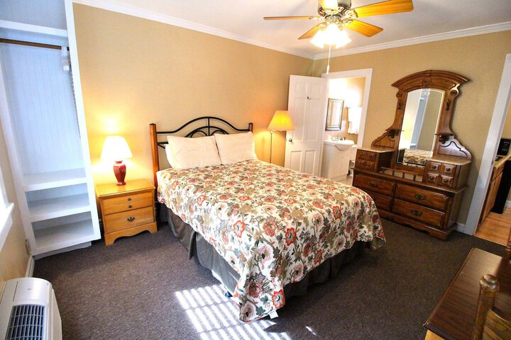 Peach Tree Inn & Suites