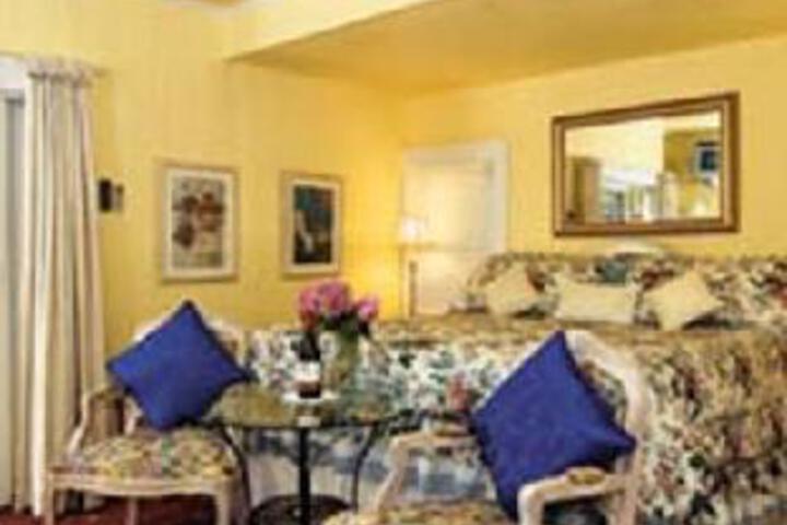 Suite 7 of 11