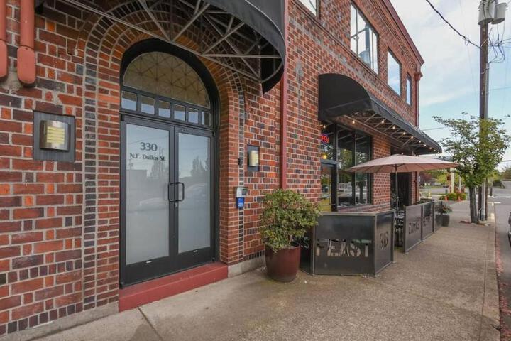 Large eclectic 1 BR above restaurant 15min to PDX