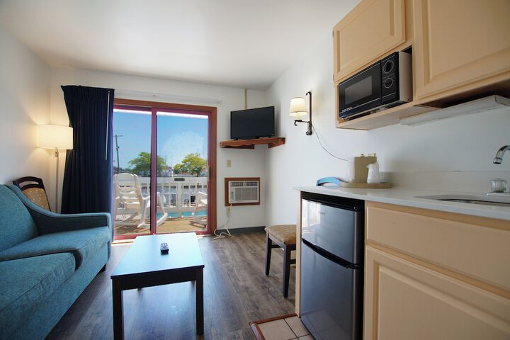 Snyders Shoreline Inn