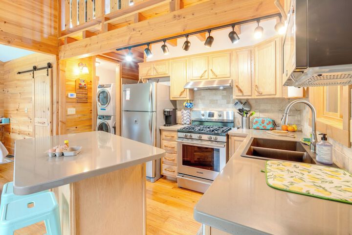 Sawyers Cabin w / Hot Tub in Blue Ridge Mtns!