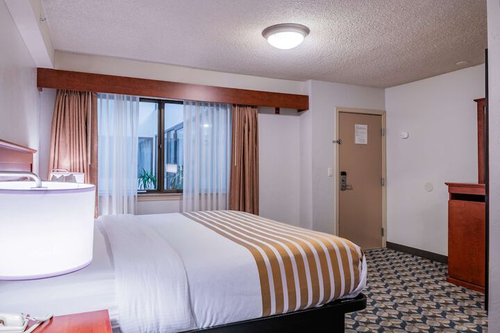 Room 12 of 28