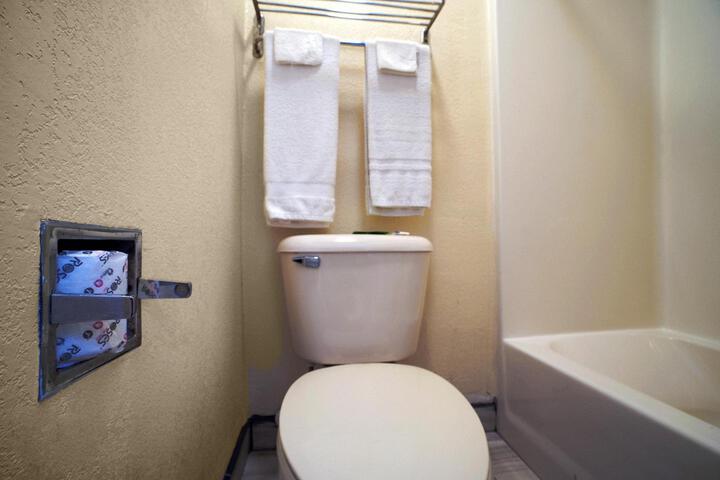 EXECUTIVE INN AND SUITES