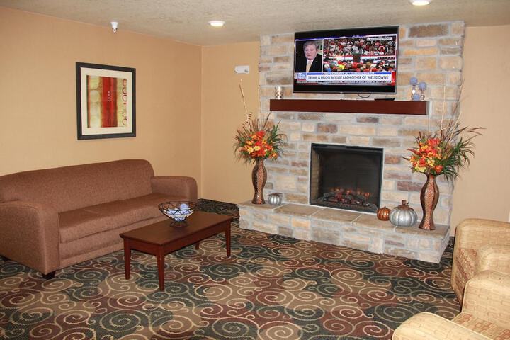 Castle Rock Inn & Suites