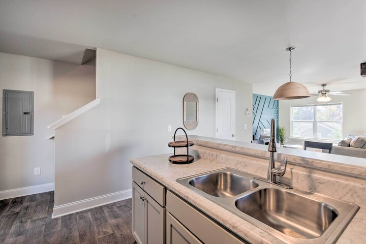 Greer Getaway w / Smart TV 1 Mi to Dtwn!