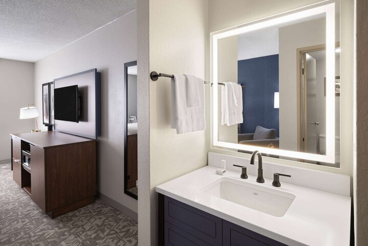 Room 28 of 46