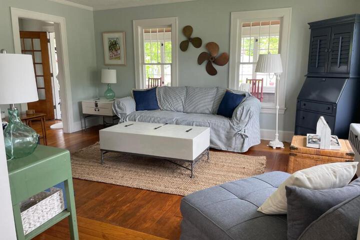 Drop Anchor Cottages and Lake House