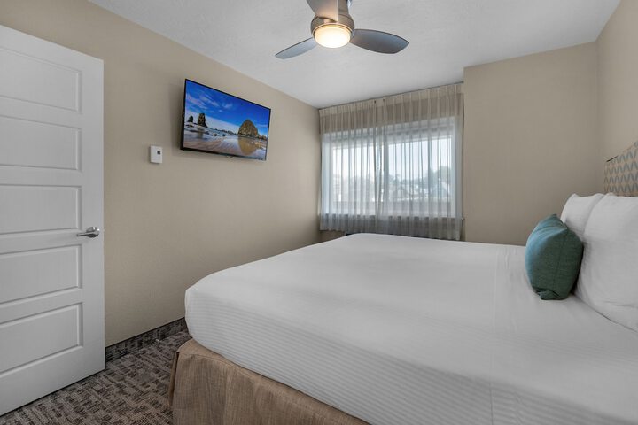 Pelican Shores Inn