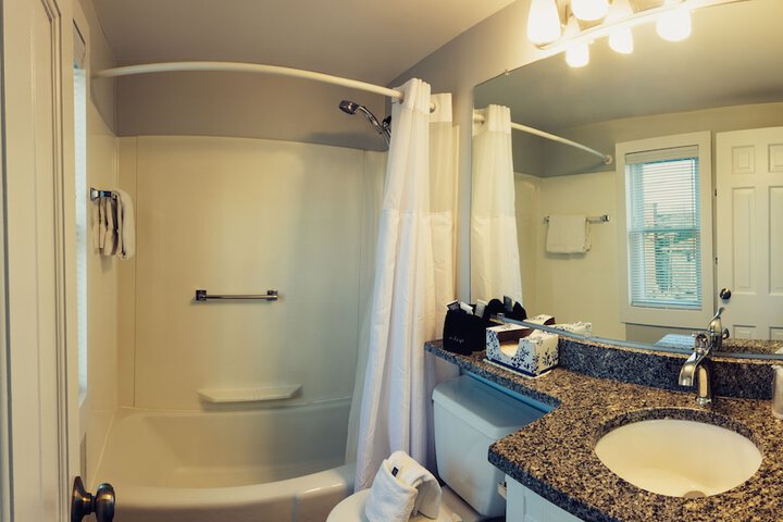 Bearskin Neck Motor Lodge
