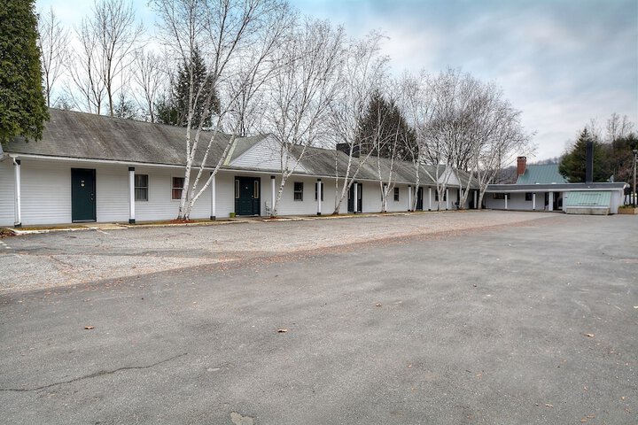 Colonial Motel