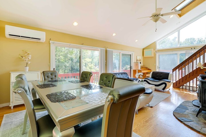 Spacious Woodbury Home w / Pool + Hot Tub!