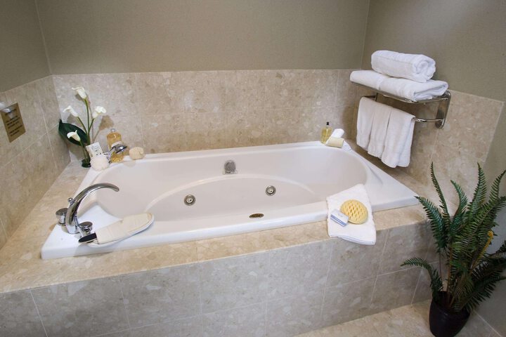 DOUBLETREE BY HILTON NORWALK