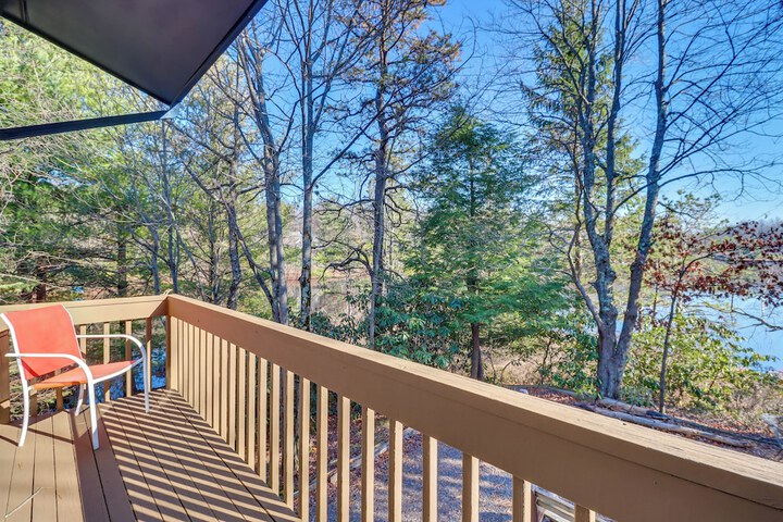 Near Skiing: Lakefront Gem w / Kayaks in Long Pond