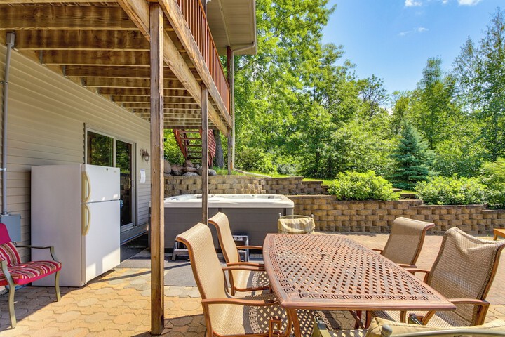 Private Lakefront Cabin w / Hot Tub Deck & Views
