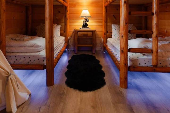 Sleeps 16! Luxury Cabin With Game Room & Hot Tub