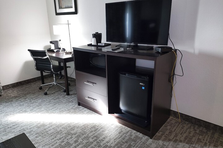 The Grove Inn & Suites