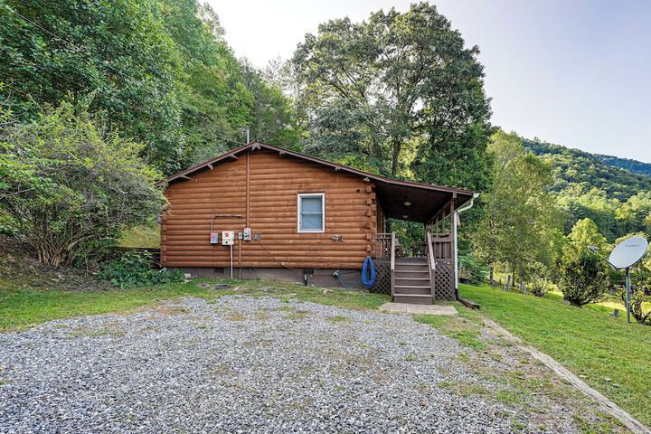 Riverfront Cabin w / Mtn Views in Tuckasegee!