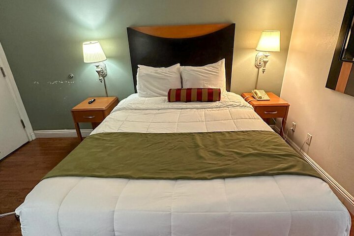 Room 10 of 65