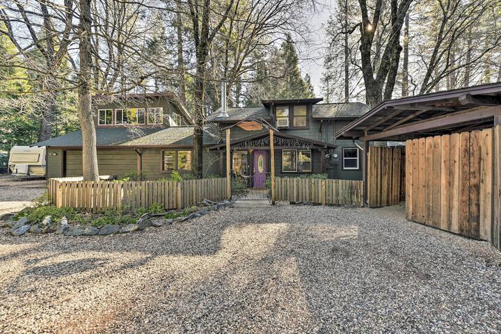 Peaceful Cottage w / Grill & Yard in Grass Valley!