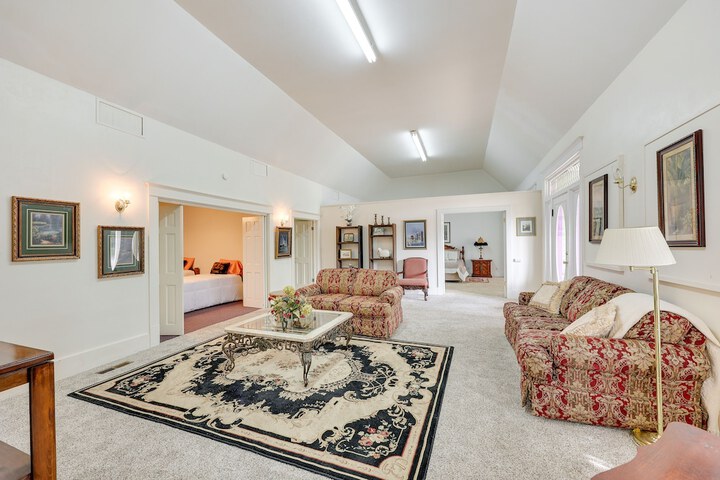 Paris Vacation Rental 15 Mi to Mount Magazine!