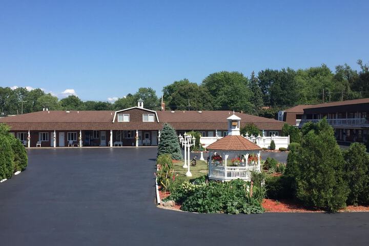 Lockport Inn & Suites