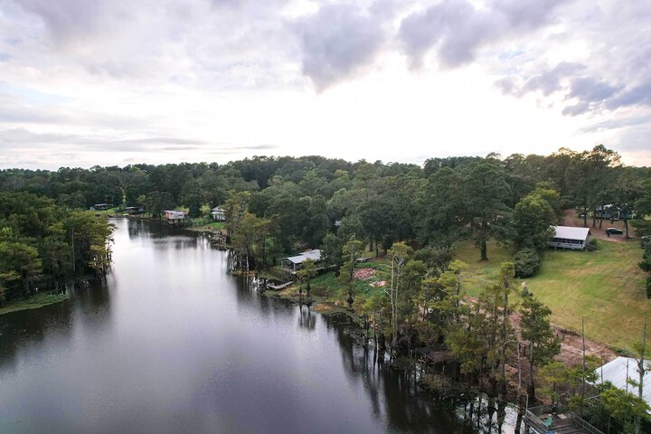 Doyline Cottage w / Large Porch & Lake Access!