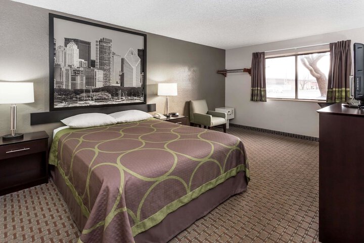 Super 8 by Wyndham Mundelein / Libertyville Area